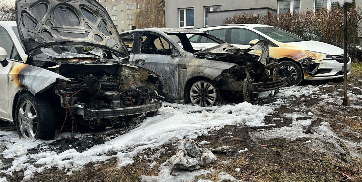 Pożar samochodów na osiedlu. Dwie akcje strażaków