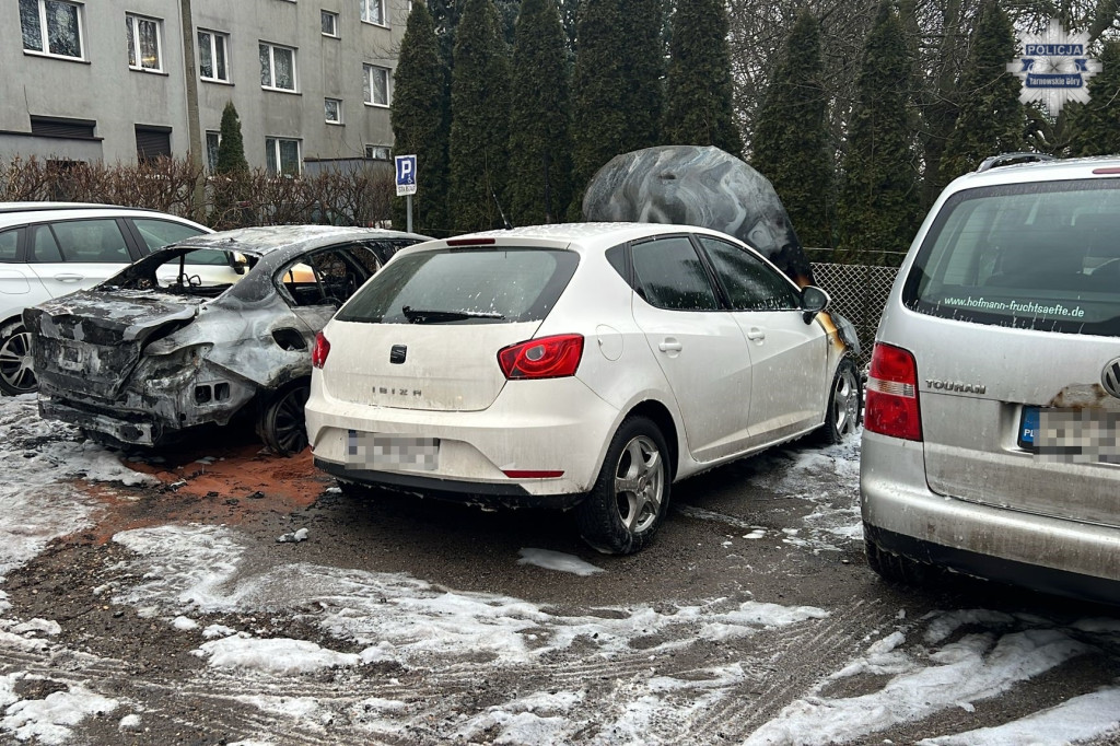 Pożar samochodów na osiedlu. Dwie akcje strażaków