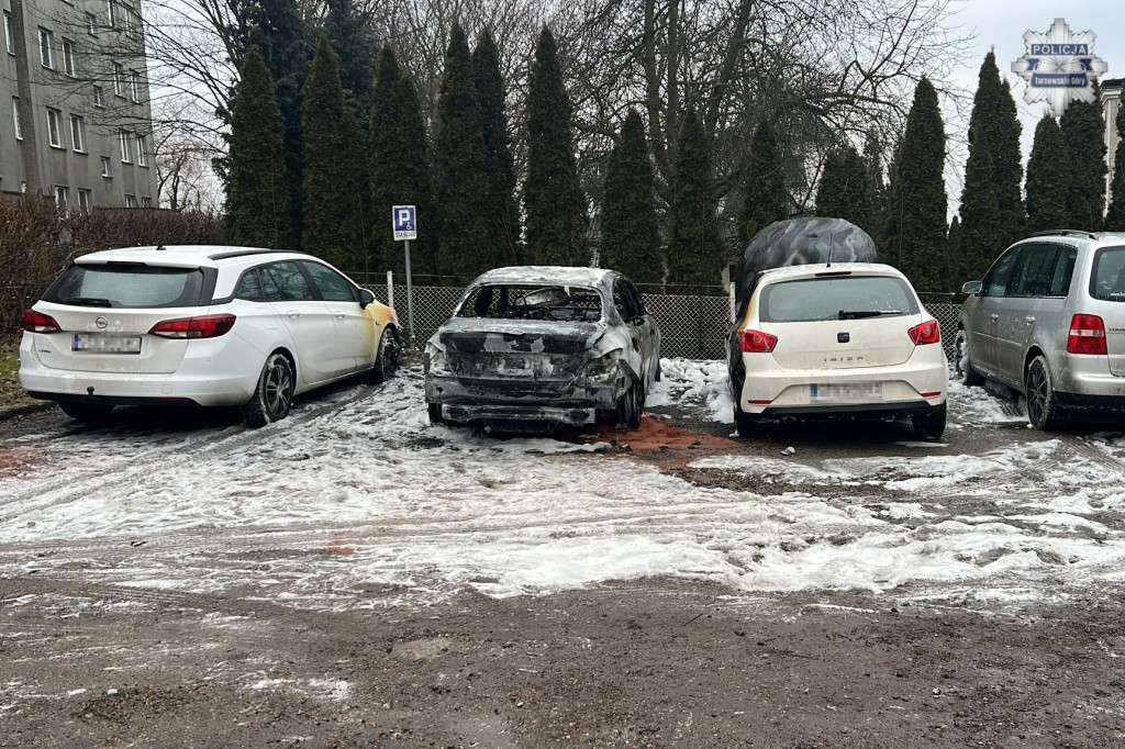 Pożar samochodów na osiedlu. Dwie akcje strażaków
