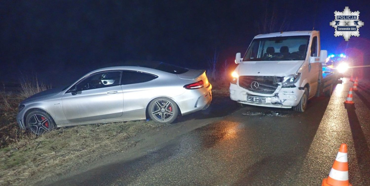 Powiat tarnogórski. Zderzenie Mercedesów na skrzyżowaniu