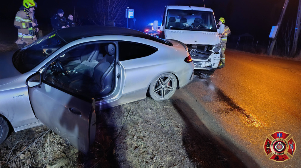 Powiat tarnogórski. Zderzenie Mercedesów na skrzyżowaniu