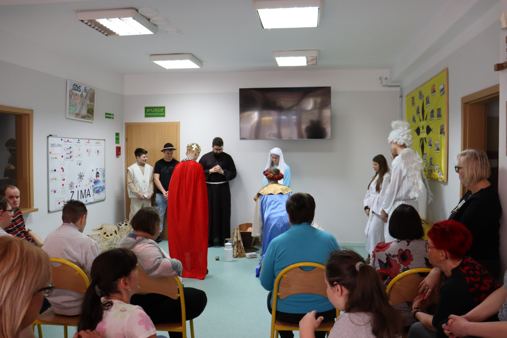 Uczniowie z jasełkami w domu samopomocy