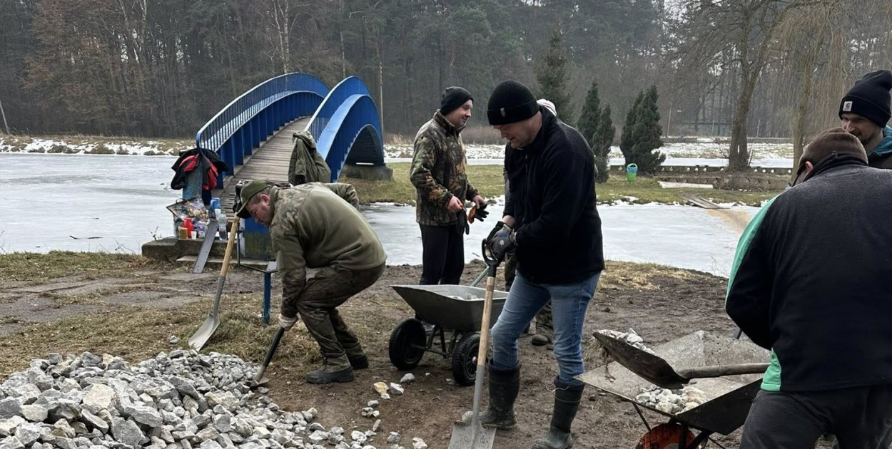 Wędkarze w akcji. Co robią na wyspie w Pniowcu?