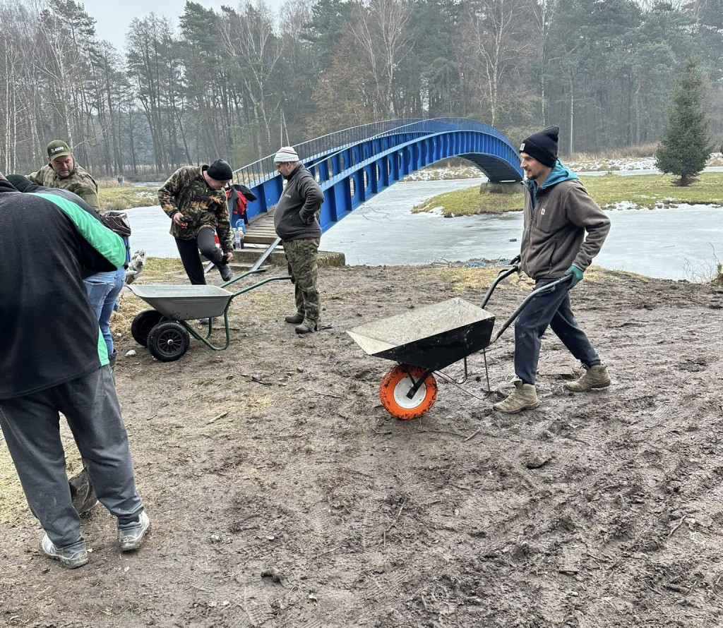 Wędkarze w akcji. Co robią na wyspie w Pniowcu?