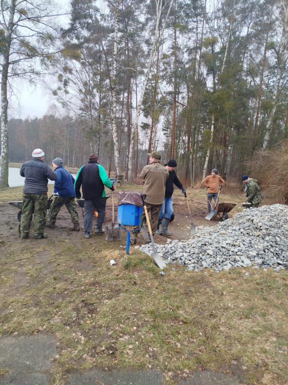 Wędkarze w akcji. Co robią na wyspie w Pniowcu?