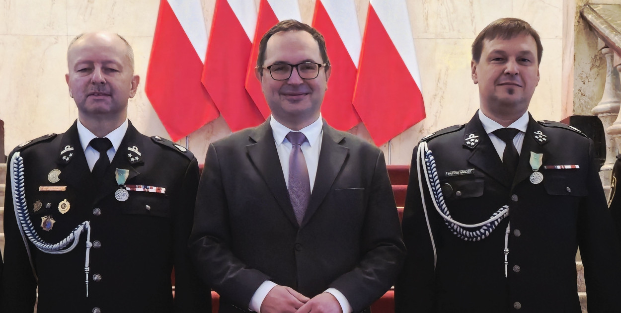 Druhowie z naszej OSP z medalami od prezydenta