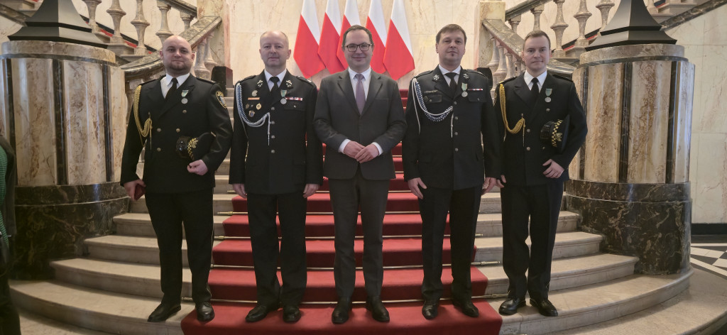 Druhowie z naszej OSP z medalami od prezydenta