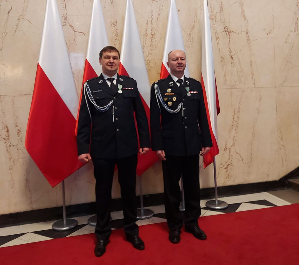 Druhowie z naszej OSP z medalami od prezydenta