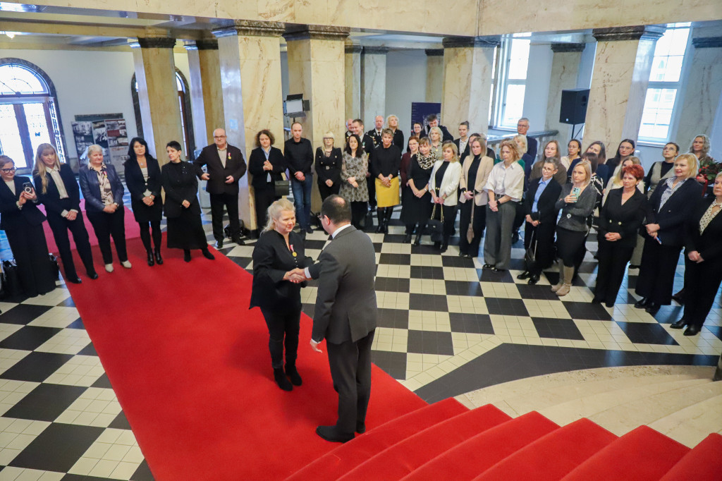 Druhowie z naszej OSP z medalami od prezydenta