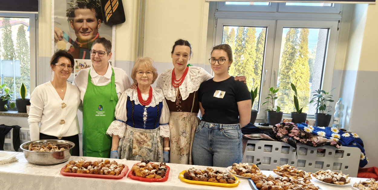 Koła gospodyń i wójt. Pączki poszły w ruch