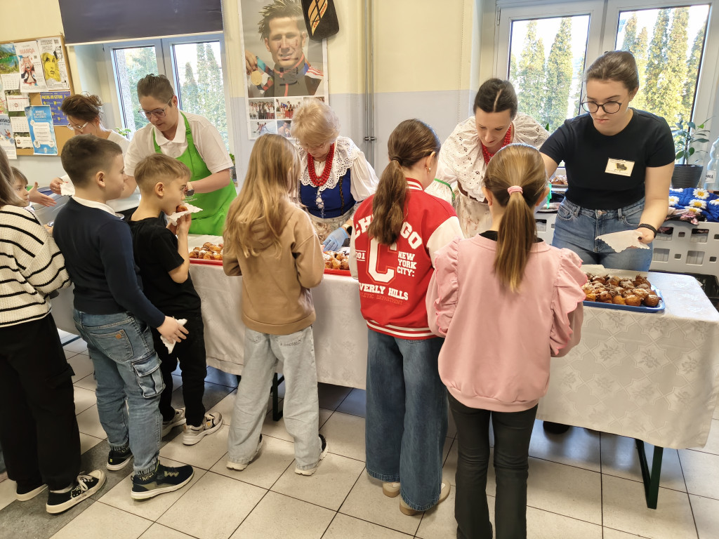 Koła gospodyń i wójt. Pączki poszły w ruch