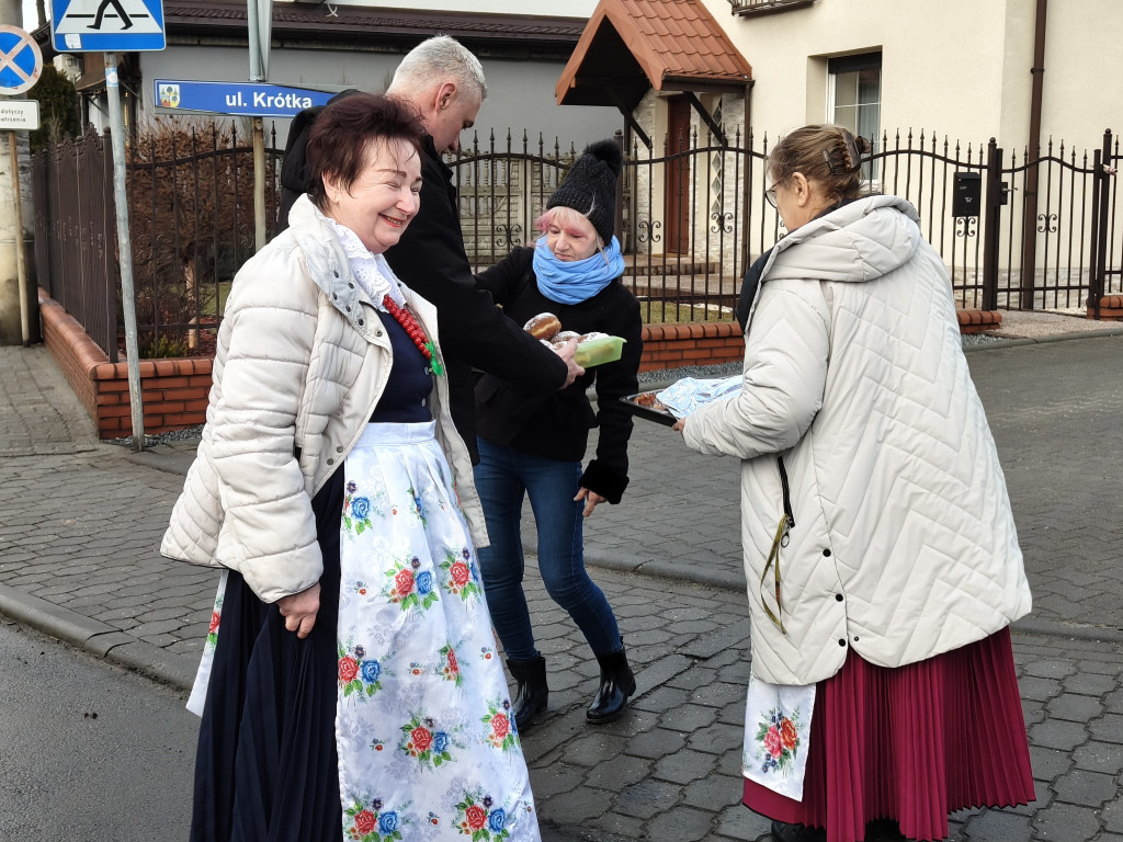 Koła gospodyń i wójt. Pączki poszły w ruch
