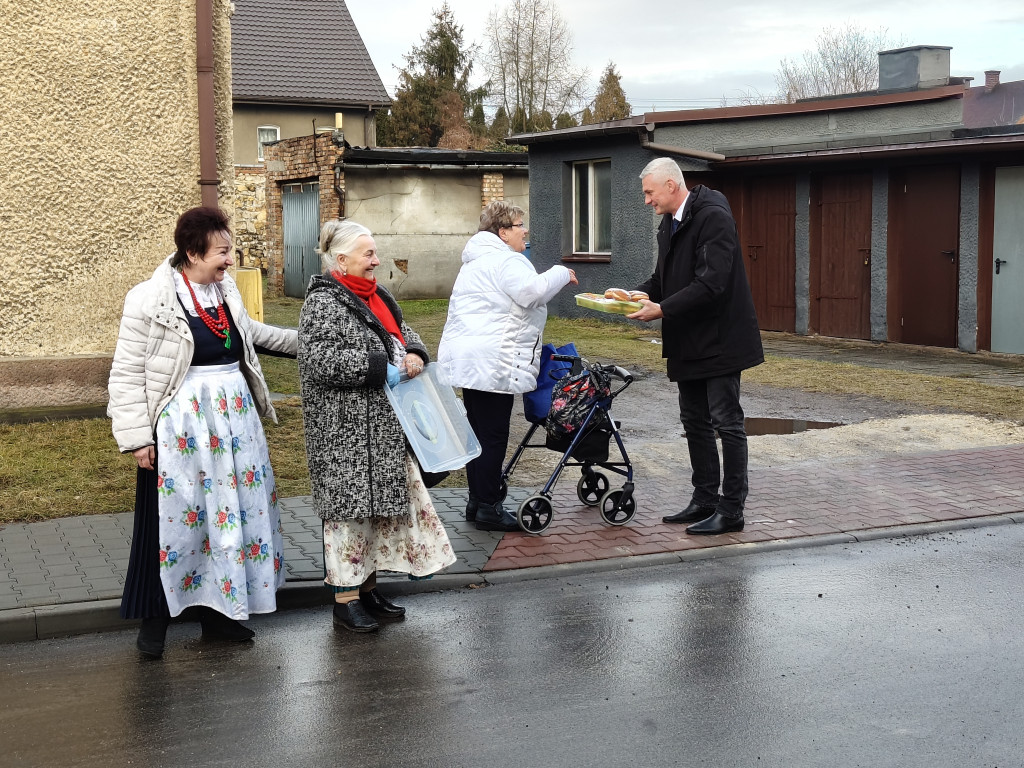 Koła gospodyń i wójt. Pączki poszły w ruch