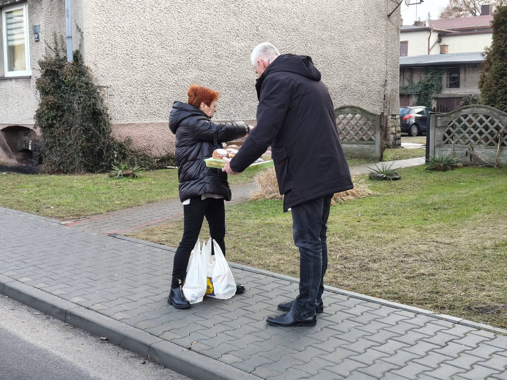Koła gospodyń i wójt. Pączki poszły w ruch