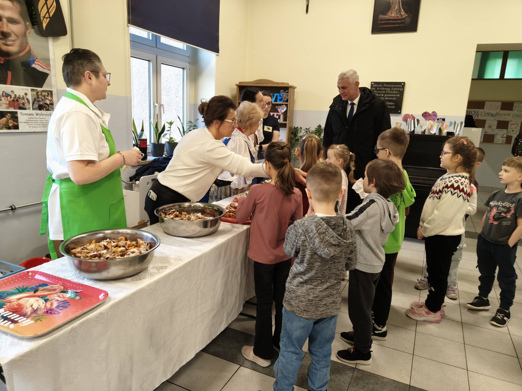 Koła gospodyń i wójt. Pączki poszły w ruch