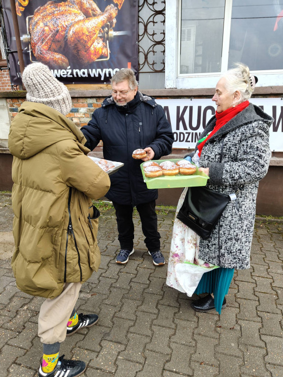 Koła gospodyń i wójt. Pączki poszły w ruch