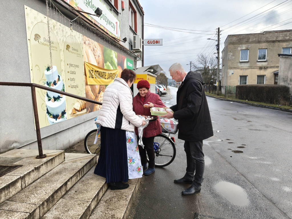 Koła gospodyń i wójt. Pączki poszły w ruch