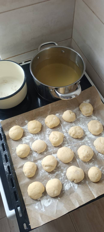 Koła gospodyń i wójt. Pączki poszły w ruch