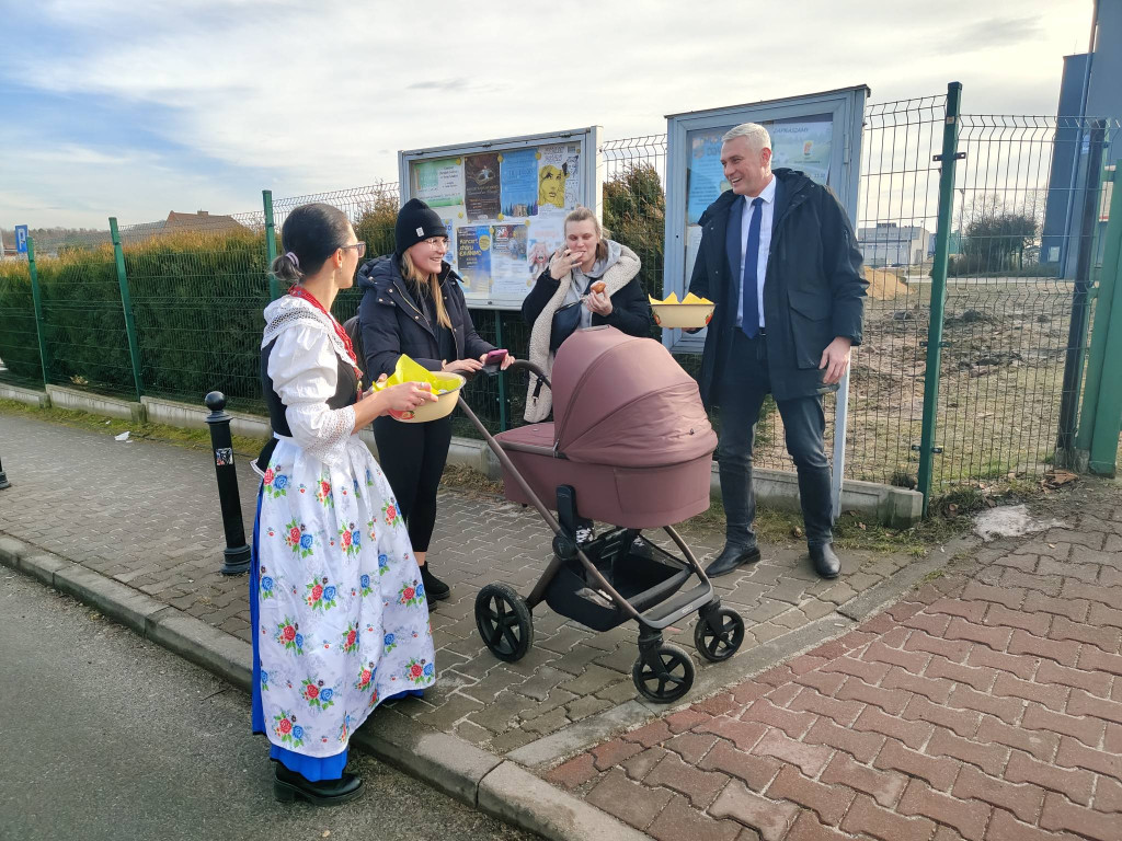 Koła gospodyń i wójt. Pączki poszły w ruch