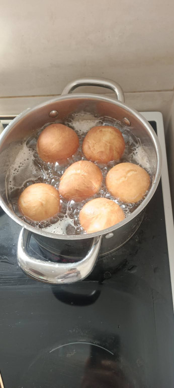 Koła gospodyń i wójt. Pączki poszły w ruch