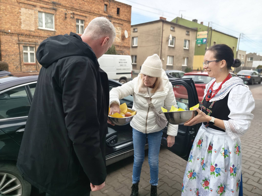 Koła gospodyń i wójt. Pączki poszły w ruch