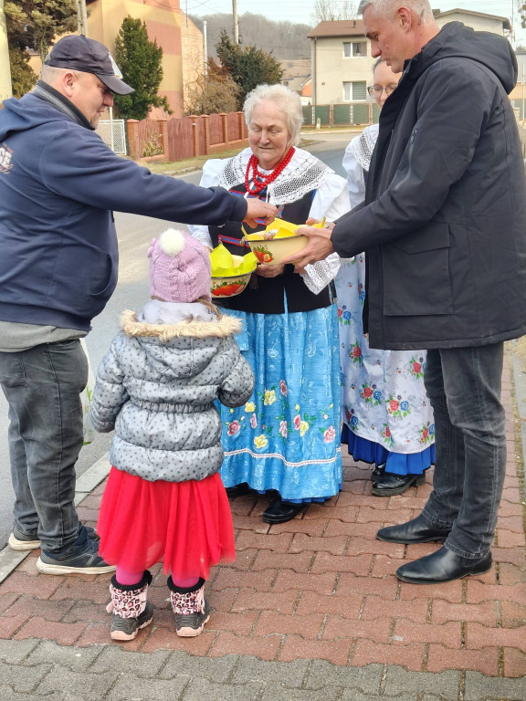 Koła gospodyń i wójt. Pączki poszły w ruch