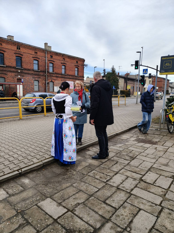 Koła gospodyń i wójt. Pączki poszły w ruch