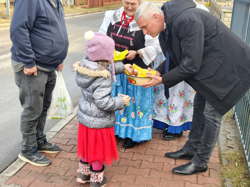 Koła gospodyń i wójt. Pączki poszły w ruch