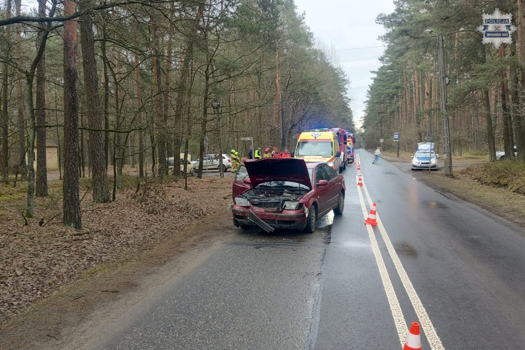 Zderzenie na skrzyżowaniu. Dwie osoby w szpitalu