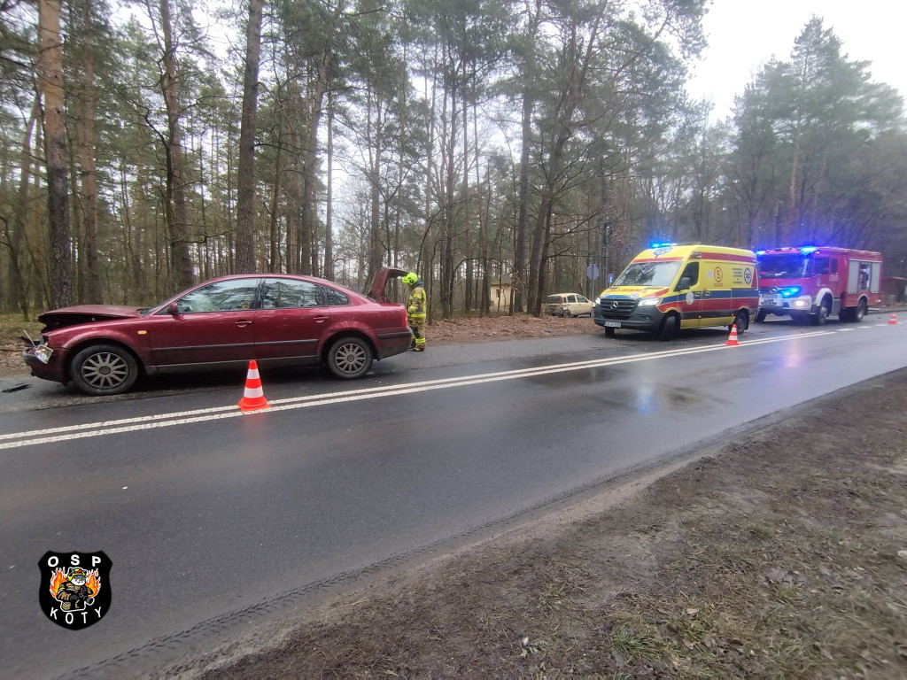 Zderzenie na skrzyżowaniu. Dwie osoby w szpitalu