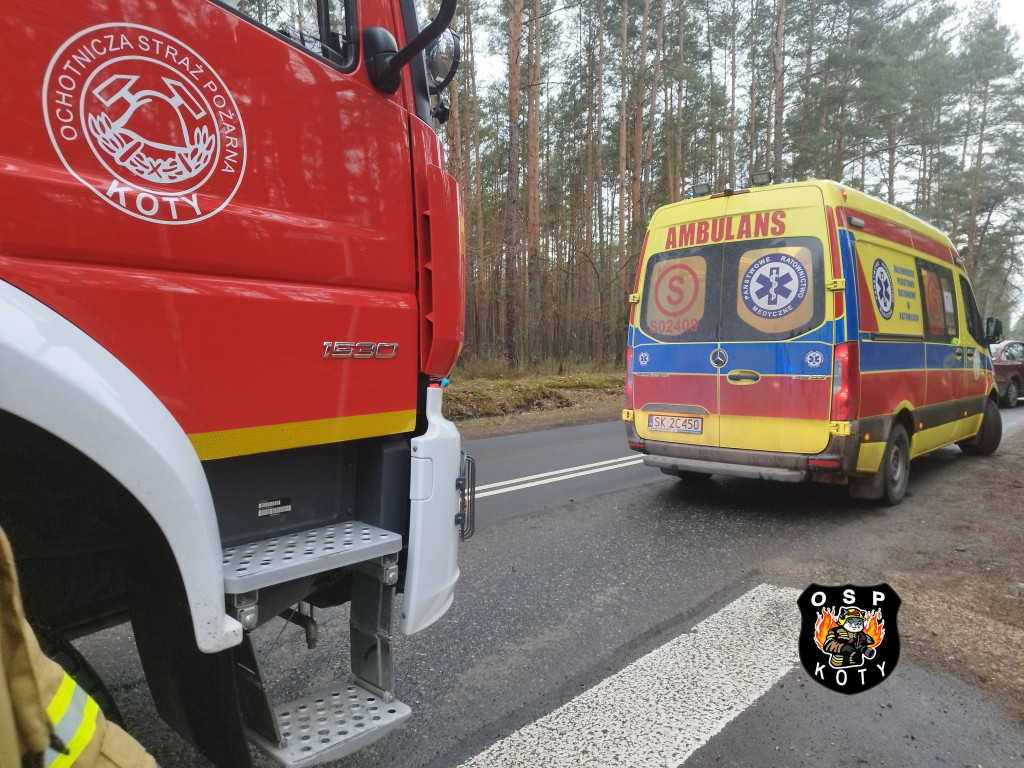 Zderzenie na skrzyżowaniu. Dwie osoby w szpitalu