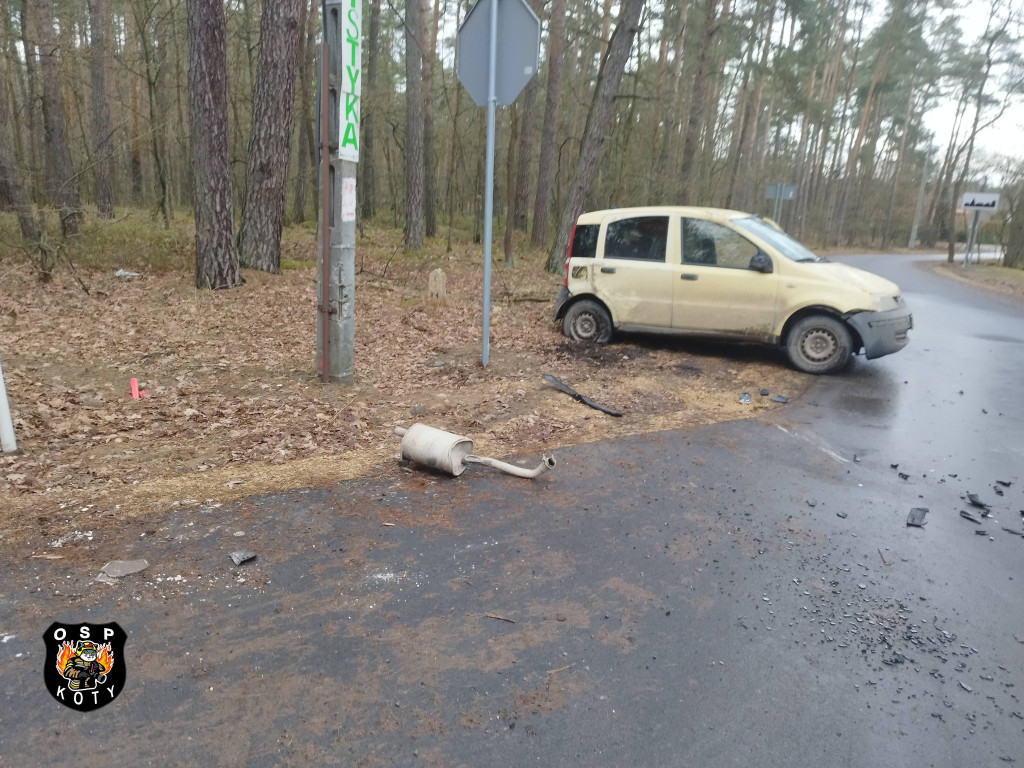 Zderzenie na skrzyżowaniu. Dwie osoby w szpitalu