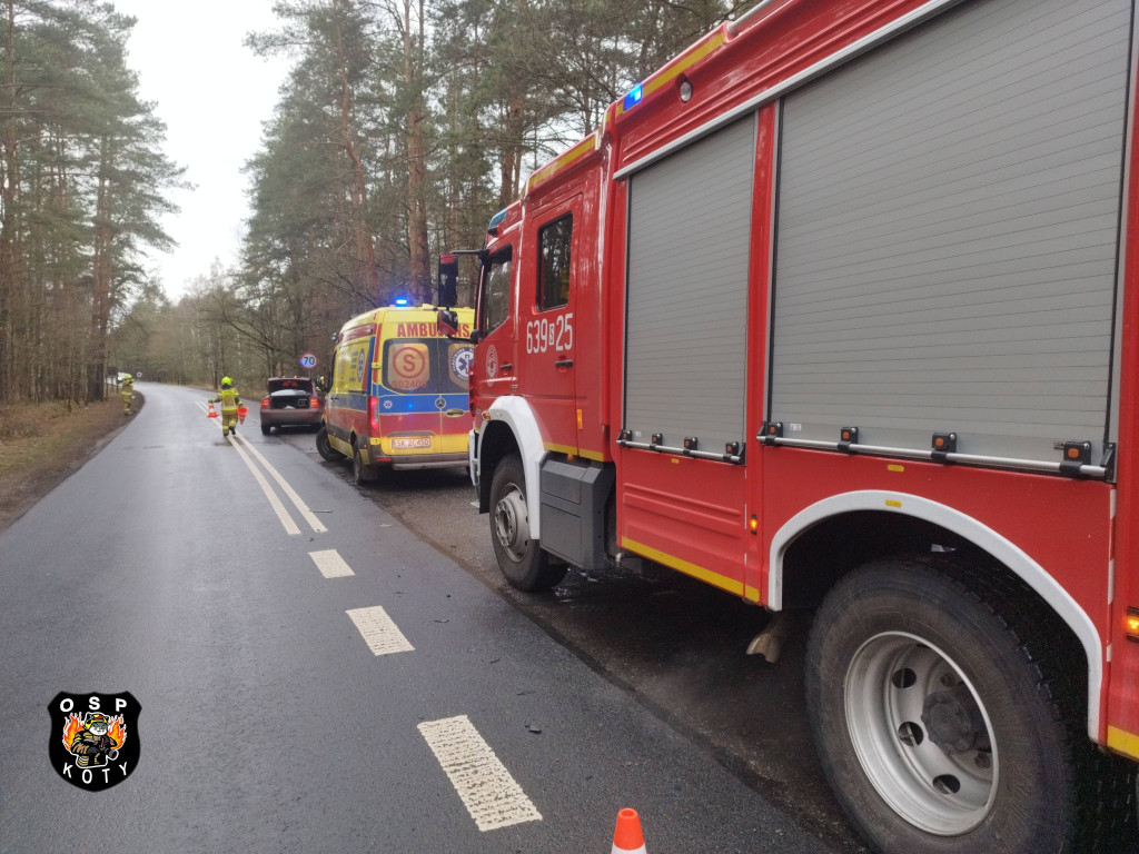 Zderzenie na skrzyżowaniu. Dwie osoby w szpitalu
