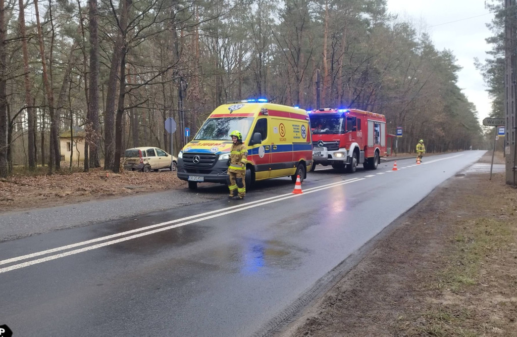 Zderzenie na skrzyżowaniu. Dwie osoby w szpitalu