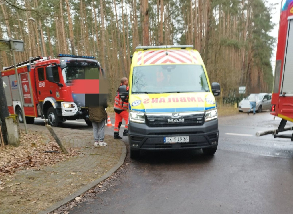 Zderzenie na skrzyżowaniu. Dwie osoby w szpitalu