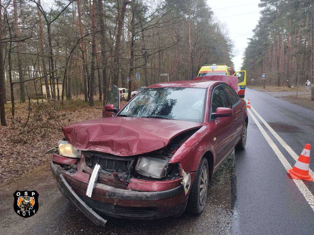 Zderzenie na skrzyżowaniu. Dwie osoby w szpitalu