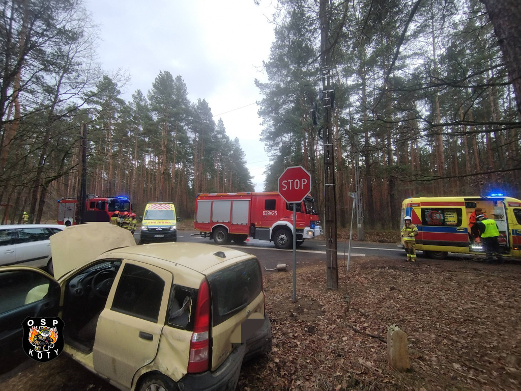 Zderzenie na skrzyżowaniu. Dwie osoby w szpitalu
