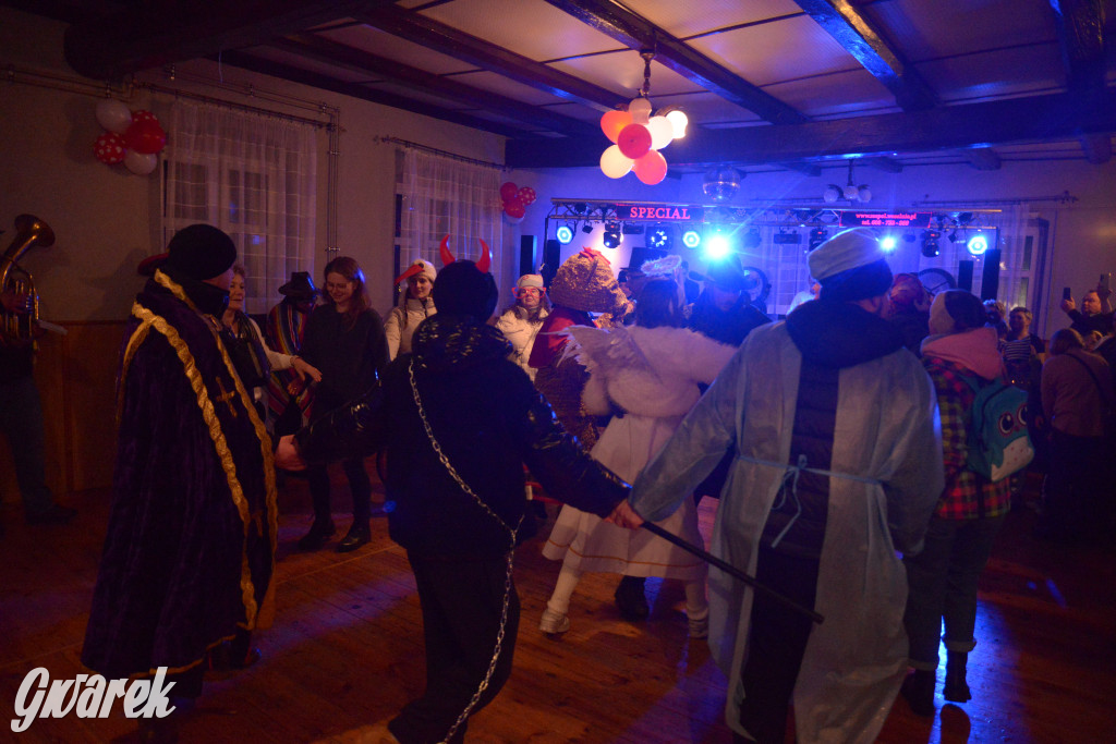 Wodzenie niedźwiedzia w Łubiu i Kopienicy