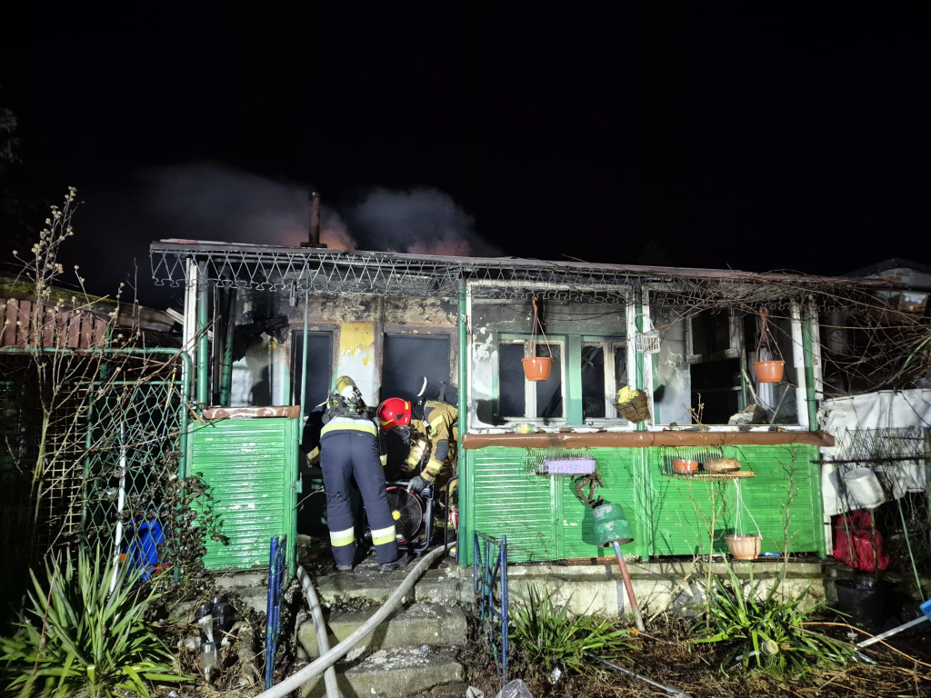 Nocny pożar  na ogródkach działkowych. Spłonęła altana