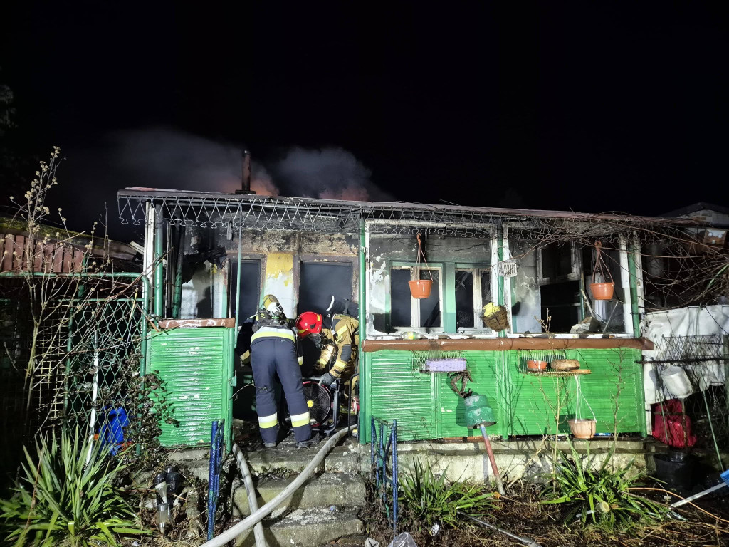 Nocny pożar  na ogródkach działkowych. Spłonęła altana