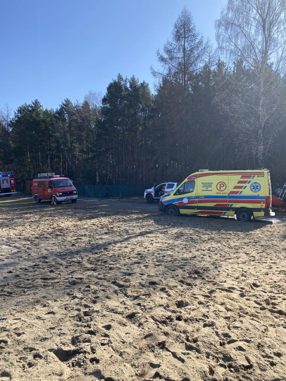 Pod kobietą załamał się lód! Akcja nad zalewem