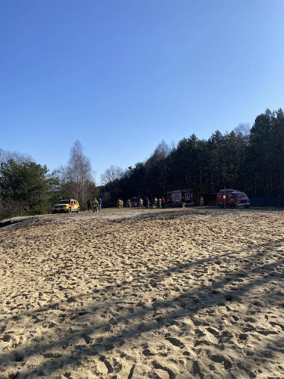 Pod kobietą załamał się lód! Akcja nad zalewem