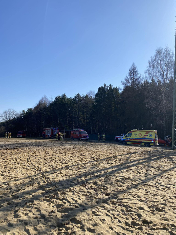 Pod kobietą załamał się lód! Akcja nad zalewem