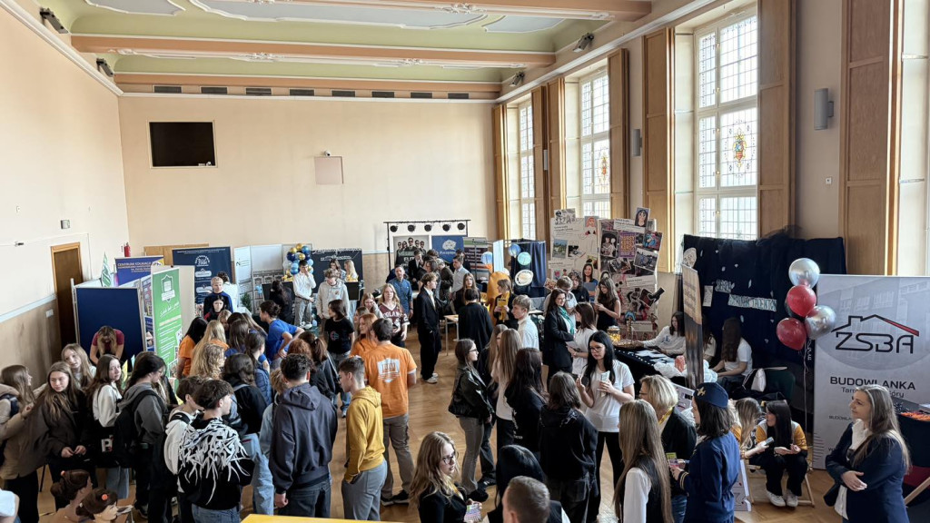 Tarnowskie Góry. Trwają targi edukacyjne w Chemiku