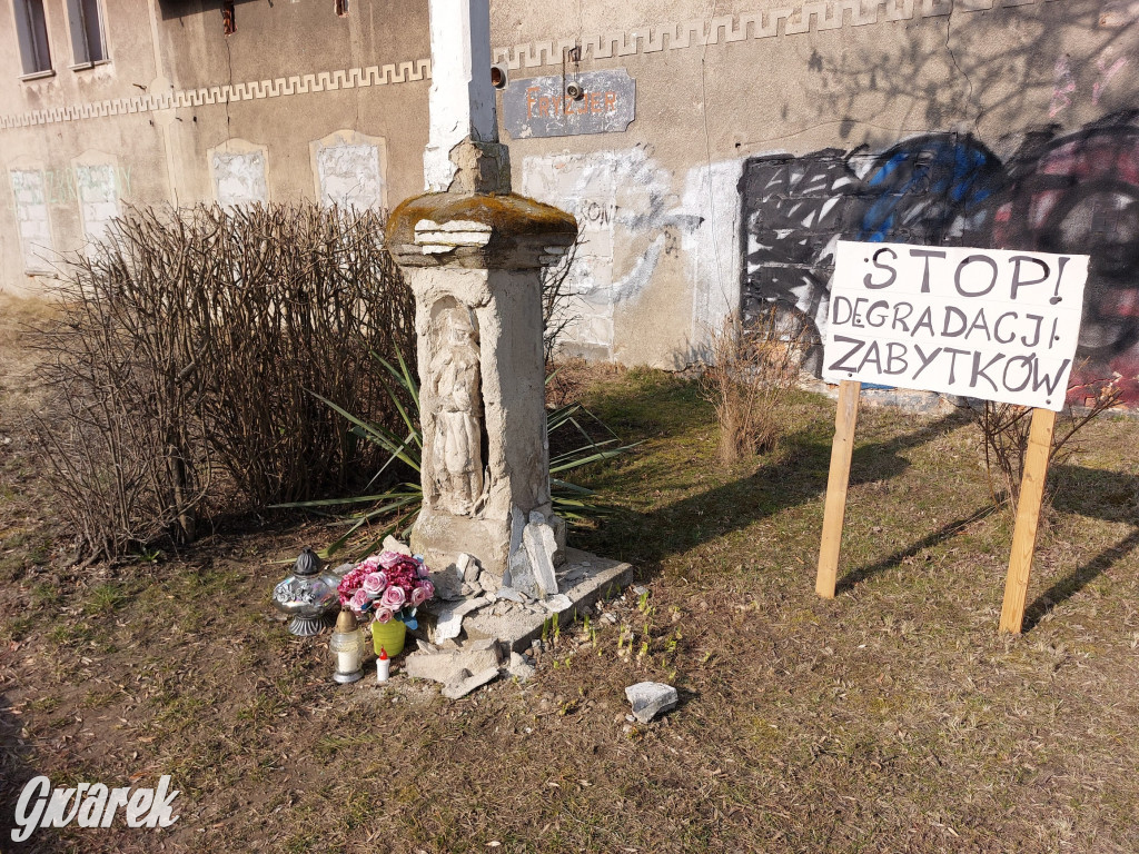 Repty Śląskie. Nie tylko krzyż jest w opłakanym stanie