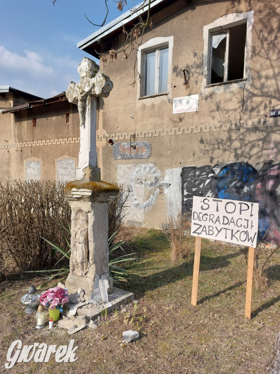 Repty Śląskie. Nie tylko krzyż jest w opłakanym stanie