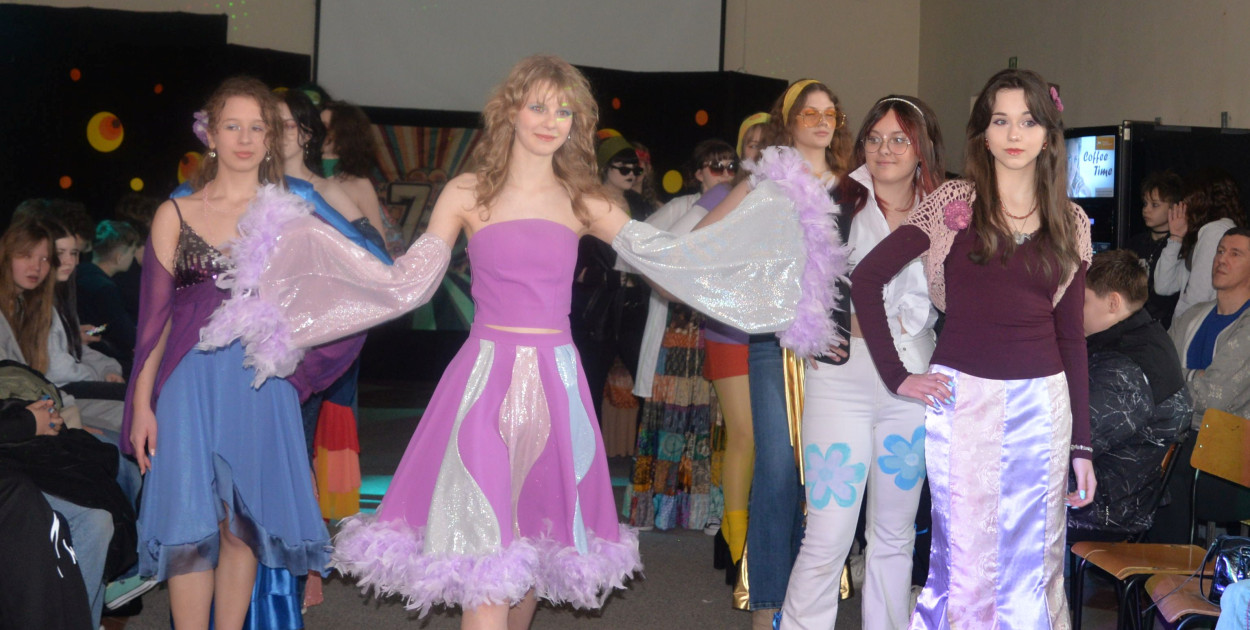 Powrót do lat 70. Pokaz mody w Plastyku