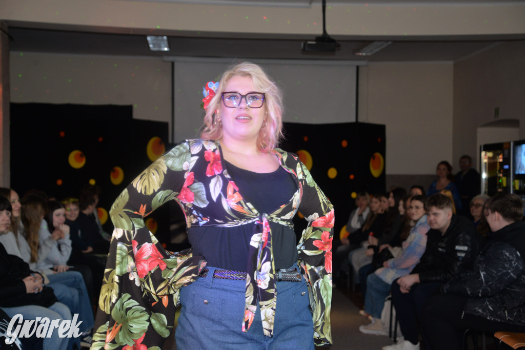 Powrót do lat 70. Pokaz mody w Plastyku