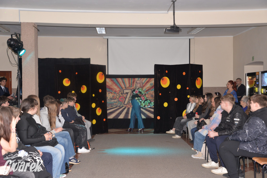 Powrót do lat 70. Pokaz mody w Plastyku