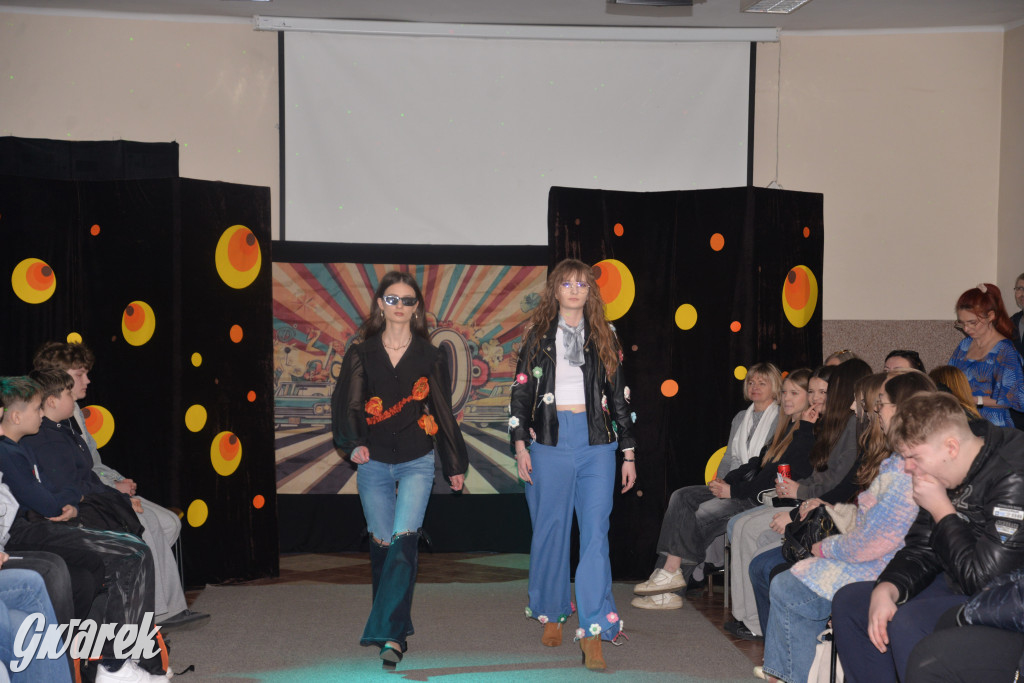 Powrót do lat 70. Pokaz mody w Plastyku